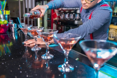 Orientações para a segurança de bartenders e outros profissionais que trabalham com bebida alcoólica