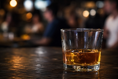 Álcool em queda e maconha em alta nos Estados Unidos: por que o consumo abusivo de álcool segue crescendo no Brasil?