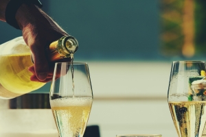 Metade dos brasileiros adultos consome álcool — e 1 em cada 5 admite exagerar de acordo com Datafolha